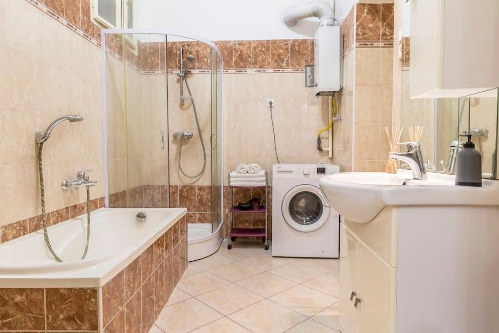 B333 Apartment - In The Heart Of The City Budapest Esterno foto